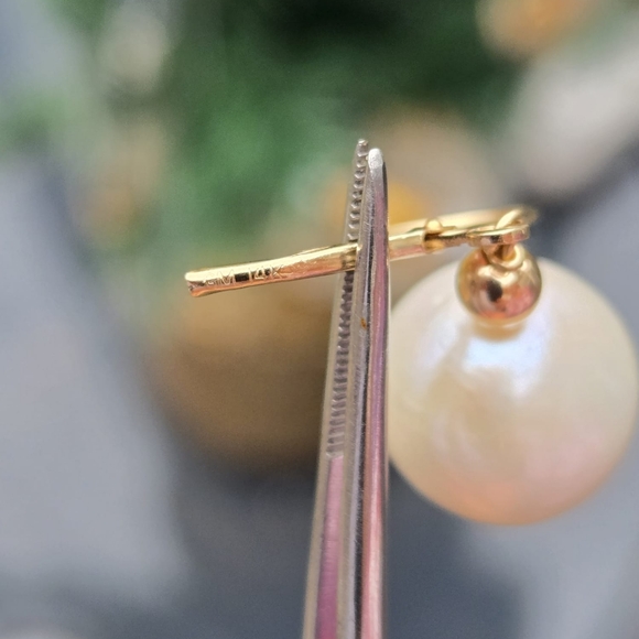 NWT 14k gold Pearl earrings.